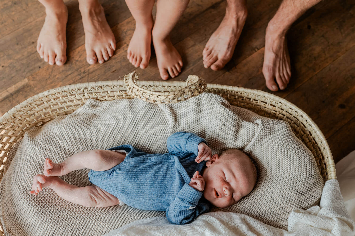 Entspanntes Neugeborenenshooting zu viert als Homestory mit schönen Stillmomenten.
