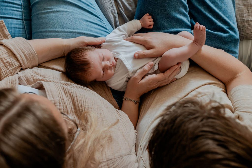 Wundervolle Babyhomestory mit Mama, Papa und einer süßen Maus in der eigenen Wohnung inklusive Kuschelstunde. #Neugeborenenshooting